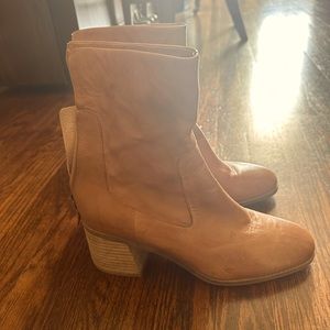 Kelsi Dagger boots. Size 9. Caramel color.